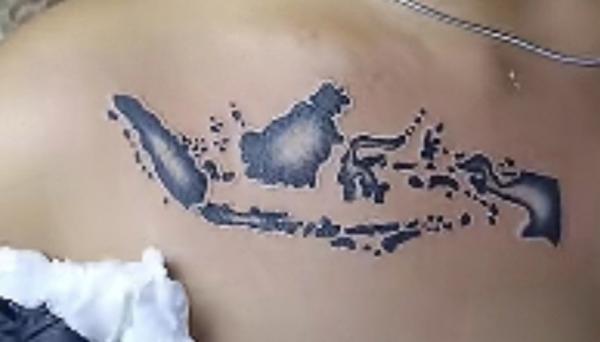 Viral Wanita Pasang Tato Peta Indonesia di Dada, Netizen Auto Komentar Kocak