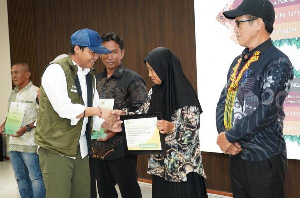 Menhut Bagikan SK Perhutanan Sosial di IKN, Sampaikan Salam dari Prabowo