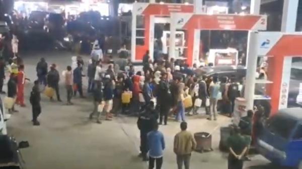 Viral, Warga Aceh Tengah Antre Panjang hingga Bawa Jeriken ke SPBU