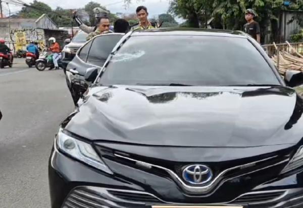 Mobil Dinas Kenegaraan Ringsek Tabrak Truk di Jalan Raya Bogor-Depok