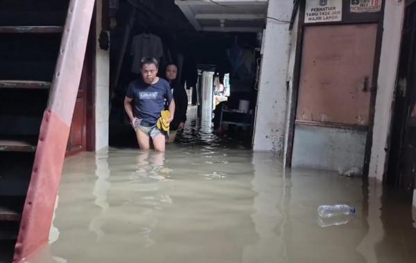 Puluhan Rumah di Karet Pasar Baru Terendam Banjir Imbas Luapan Kali Anak Ciliwung