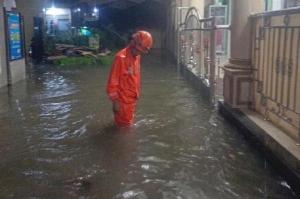 Hujan Deras Picu Banjir di Jakarta, 38 RT dan 13 Ruas Jalan Tergenang