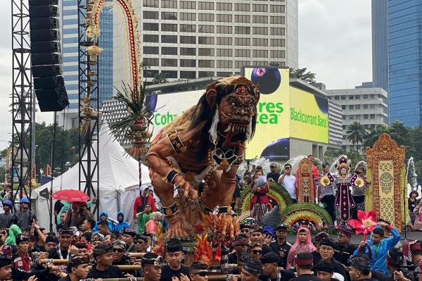 Pawai Ogoh-Ogoh Meriahkan CFD Jakarta, Warga Antusias meski Hujan