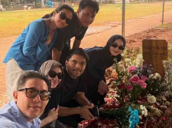 Mahalini di makam Vidi Makam Vidi Aldiano di TPU Tanah Kusir masih didatangi sahabat artis untuk berziarah. (Foto: Instagram)