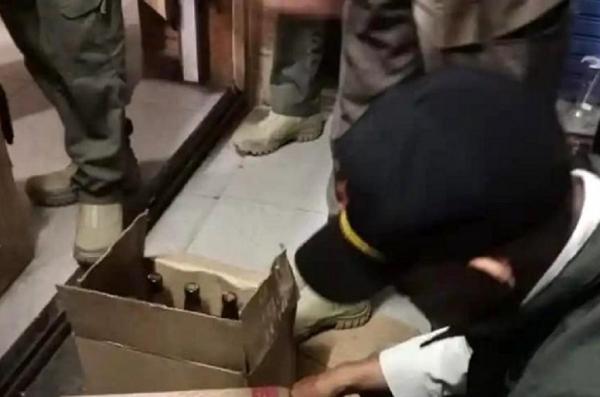 Razia Ramadan, Satpol PP Sita Ratusan Botol Miras Ilegal di Jaksel