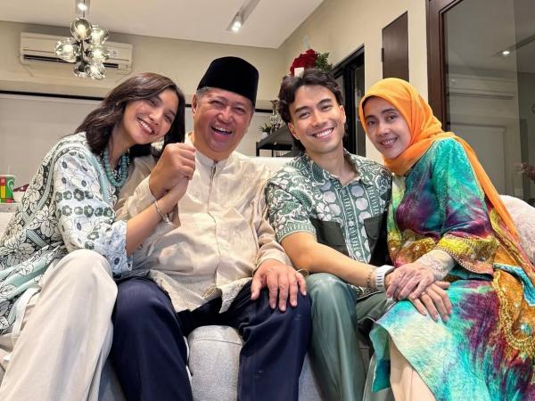Vidi Aldiano, Sheila Dara, dan orang tuanya. (Foto: Instagram)