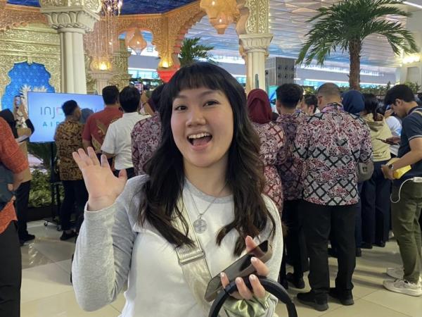 Salah satu pengunjung bandara yang terhibur dengan adanya konser Juicy Luicy di Bandara Soetta. (Foto: Mei Sada Sirait)