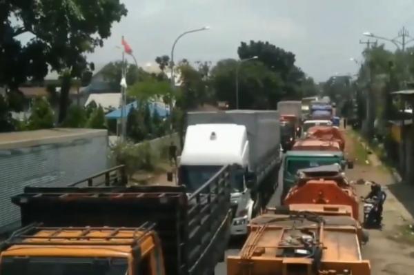 Antrean Truk Sampah di TPST Bantargebang Capai 7 Km, Warga Keluhkan Bau Busuk