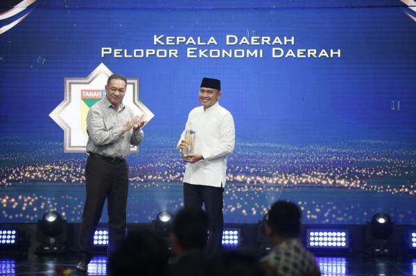 Bupati penerima Cahaya Hati Awards 2026 Bupati Tanah Laut (Tala), Rahmat Trianto, meraih penghargaan bergengsi Cahaya Hati Awards 2026. (Foto: Aldhi Chandra)