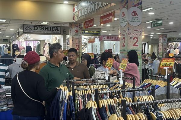 asar Tanah Abang dipadati pengunjung menjelang Lebaran 2026. (Foto: Andika Rachmansyah)