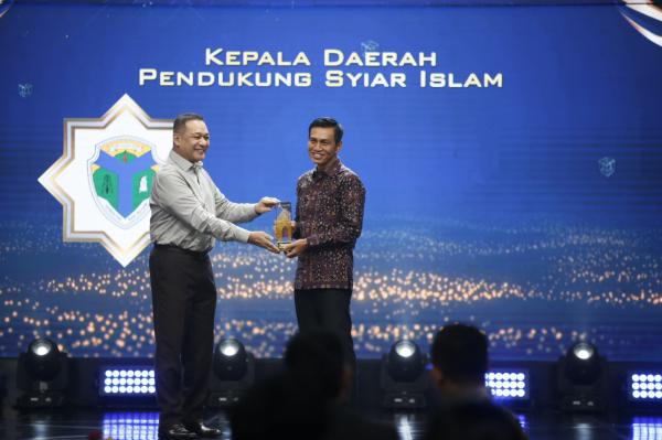 Penerima Cahaya Hati Awards 2026 Bupati Kabupaten Batang Hari Jambi, Muhammad Fadhil Arief saat menerima penghargaan Cahaya Hati Awards 2026. (Foto: Aldhi Chandra)