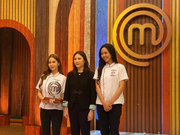 Stephanie menang MasterChef Indonesia Stephanie (kiri) berhasil menjadi juara di MasterChef Indonesia. (Foto: Mei Sada Sirait)