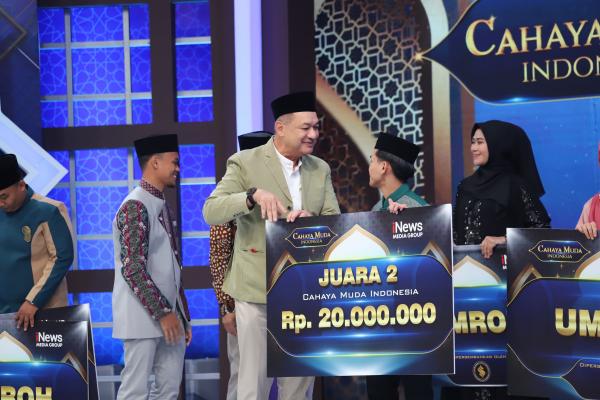 Syafril Nasution di Cahaya Muda Indonesia Syafril Nasution, Vice CEO & News Director iNews Media Group, saat memberikan hadiah untuk dai Cahaya Muda Indonesia. (Foto: iNews)