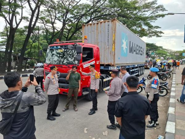 Wakapolda Jabar Pimpin Razia Truk Sumbu Tiga di Sumedang, 85 Kendaraan Kena Tegur