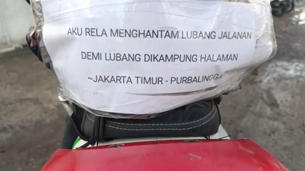 Pemudik Motor Pantura Tulisan di kendaraan pemudik motor di jalur arteri Pantura Kota Cirebon, Jawa Barat. (Foto: iNews).