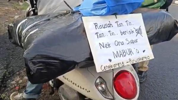 Tulisan unik di salah satu kendaraan pemudik di jalur arteri Pantura Kota Cirebon, Jawa Barat. (Foto: iNews).