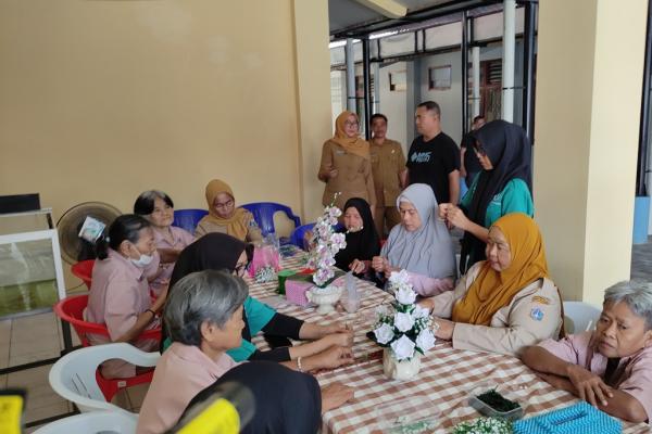 Lansia di PSTW Budi Mulia 4 Bersyukur Dapat Bantuan MNC Peduli: Terima Kasih!