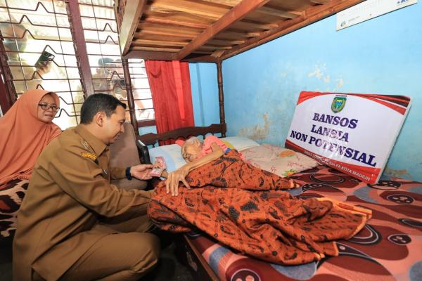 Plt Wali Kota Madiun F. Bagus Panuntun&nbsp;mendatangi secara langsung tempat tinggal lansia nonpotensial. (Foto: dok Pemkot Madiun)