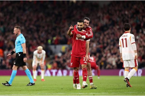 Winger Liverpool Mohamed Salah (depan) merayakan golnya ke gawang Galatasaray pada leg kedua 16 besar Liga Champions 2025-2026 di Anfield. (Foto: UEFA)