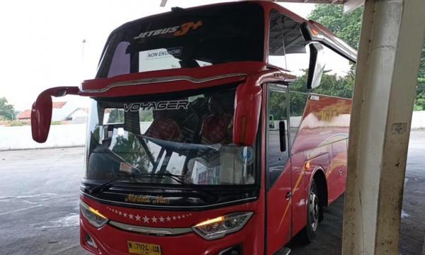 Bus yang dikendarai Ahmad Choirul Afifuddin dengan rute Cirebon-Malang. (Foto: Mei Sada Sirait)
