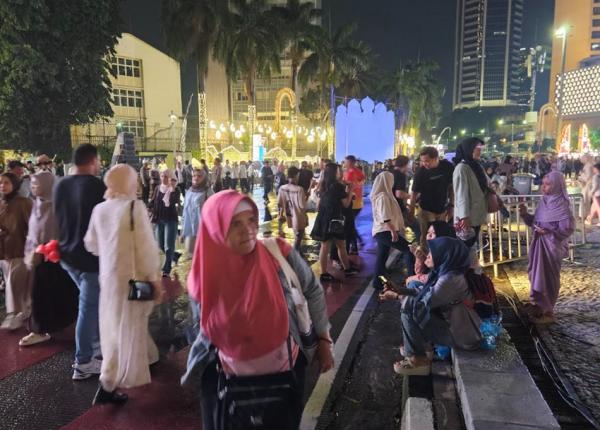 Hujan Tak Surutkan Antusiasme Warga Hadiri Malam Takbiran di Bundaran HI
