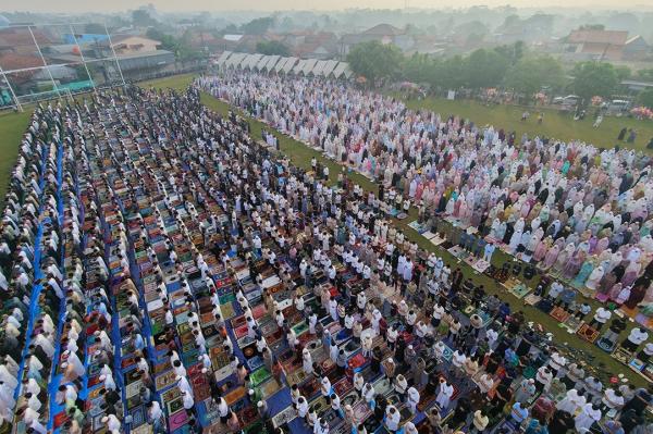 Ribuan Jemaah Muhammadiyah Salat Idulfitri di Lapangan PSP Depok