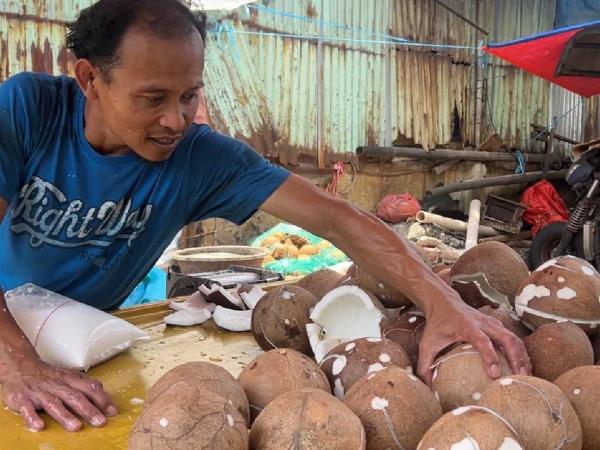 Pedagang kelapa parut Pedagang kelapa parut di Pasar Kramat Jati, Jakarta Timur. (Foto: Annastasya Rizqa)