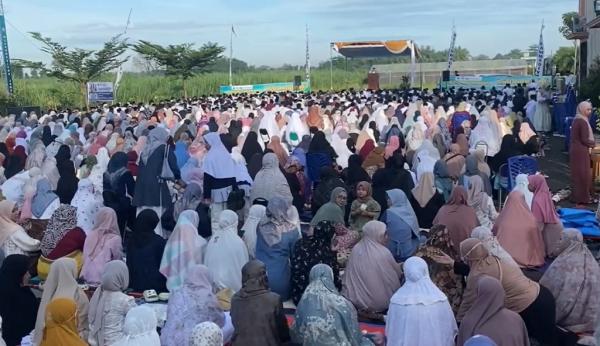 Warga Muhammadiyah Jombang Salat Idulfitri di JMC, Jemaah Meluber hingga Jalan Raya