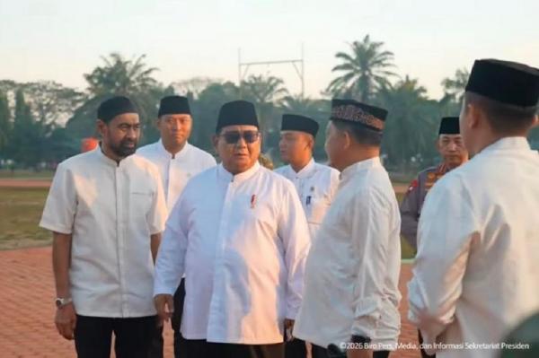 Momen Prabowo Didampingi Mualem Salat Id di Masjid Darussalam Aceh Tamiang