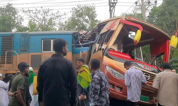 Tragis! Bus Pemudik Ditabrak Kereta Api hingga Terseret 1 Km, 12 Orang Tewas