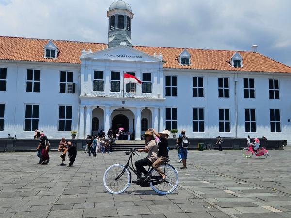 Libur Lebaran di Kota Tua Jakarta, Naik Sepeda Ontel hingga Pertunjukan Musik Keroncong