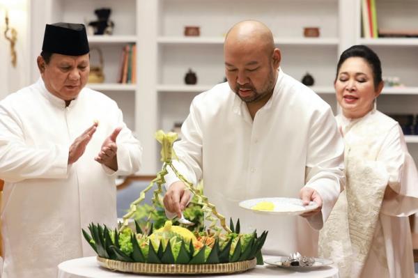 Presiden Prabowo Subianto dan Titiek Soeharto Presiden Prabowo Subianto dan Titiek Soeharto merayakan ulang tahun Didit Hediprasetyo (foto: Instagram @prabowo)