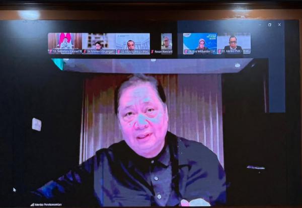 Menko Perekonomian Airlangga Hartarto memimpin rapat koordinasi lintas K/L yang dipimpin oleh secara virtual melalui Zoom terkait rencana kebijakan penyesuaian kembali energi dan beberapa kebijakan ekonomi. (Foto: Instagram)