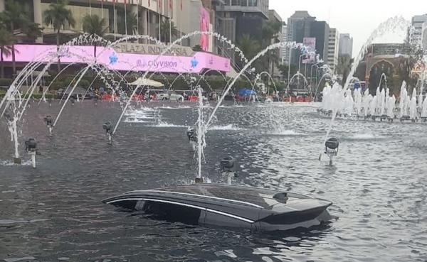 Kronologi Mobil Listrik BYD Nyemplung ke Kolam Bundaran HI, Kok Bisa?