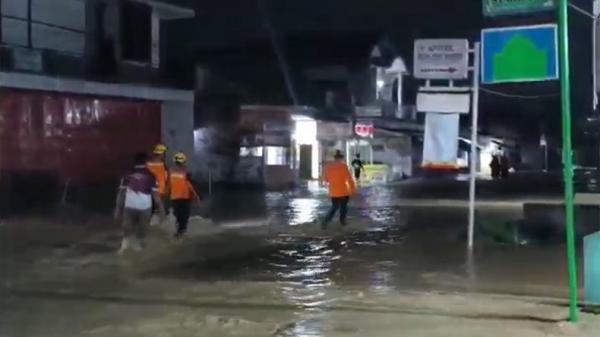 Imbas Banjir di Jalur Ketanggungan Brebes, Arus Balik Menuju Tol Pejagan Macet Parah