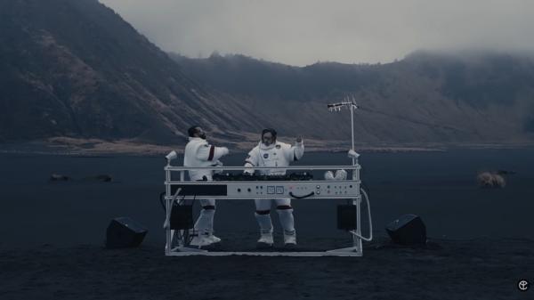 Yellow Claw syuting di Bromo Yellow Claw syuting musik video di Gunung Bromo. (Foto: Youtube)