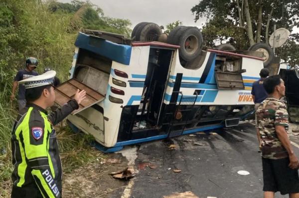 Kecelakaan Bus Terguling di Tepi Danau Ranau OKU Selatan, 28 Penumpang Terluka