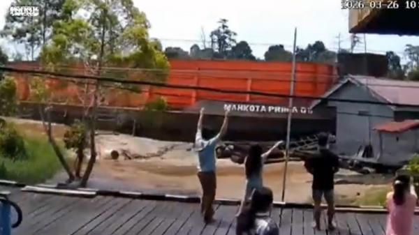 Mengerikan! Detik-Detik Tongkang Tabrak Rumah di Sungai Mahakam Terekam CCTV, Warga Histeris