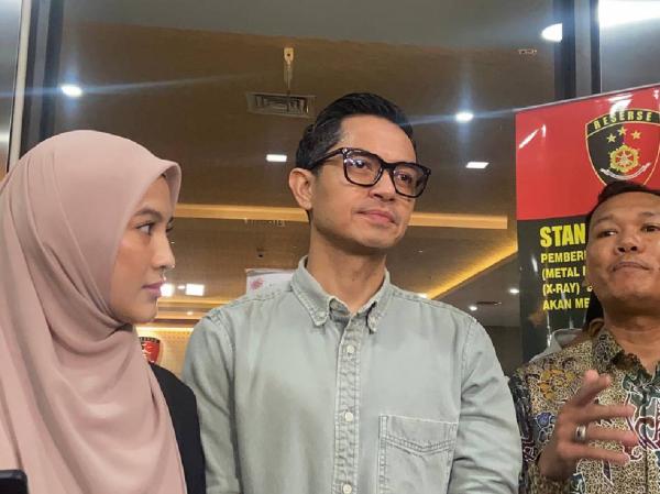 Dude Harlino dan Alyssa Soebandono di Bareskrim. (Foto: Ravie Wardani)