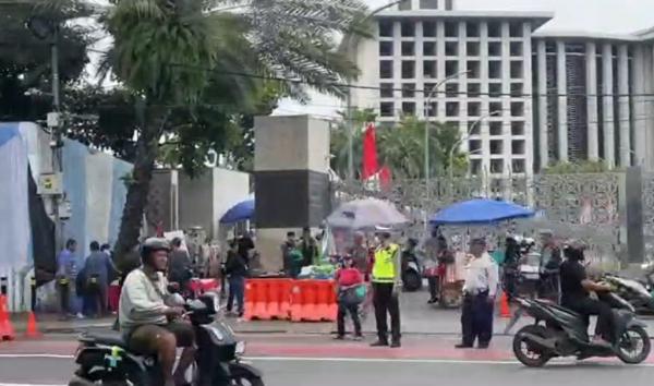Suasana salat Jumat di Masjid Istiqlal, Jumat (3/4/2026) bersamaan dengan momen Jumat Agung di Gereja Katedral Jakarta. (Foto: Annastasya)