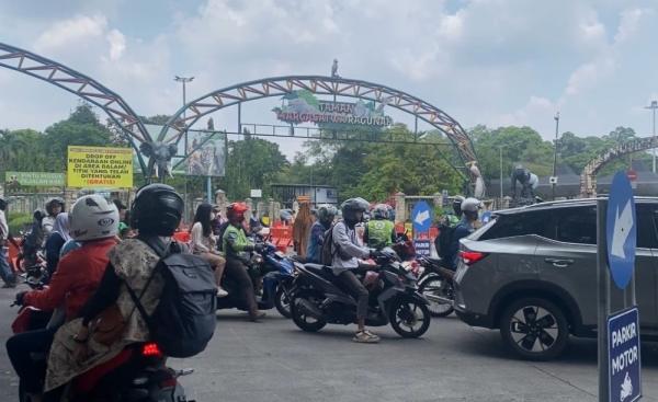 Ragunan Diserbu Pengunjung saat Libur Panjang Paskah, Lalu Lintas Padat