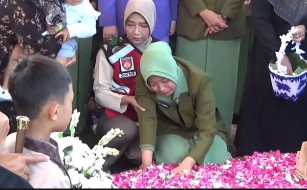 Pemakaman Prajuit TNI, Tangis Istri Kopda Anumerta Farizal Pecah di TMP Giripeni