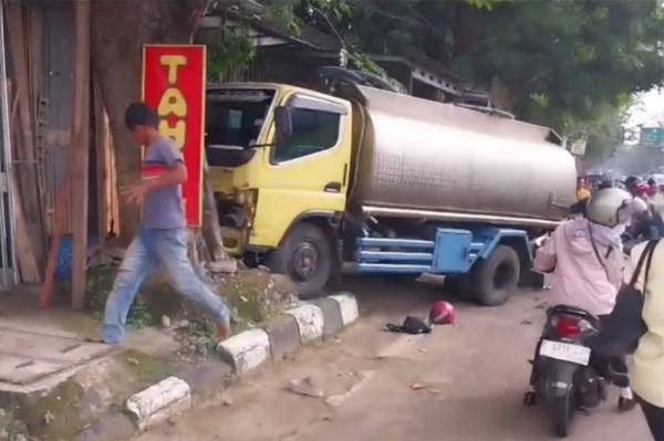 Kecelakaan Maut Truk Tangki Tabrak Angkot dan Motor di Cirebon, 1 Tewas 3 Luka-Luka