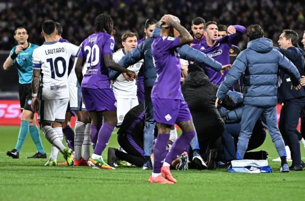 Edoardo Bove mengalami serangan jantung di lapanga Momen saat Edoardo Bove mengalami serangan jantung di lapangan saat AS Roma melawan Fiorentina pada 1 Desember 2025. (Foto: Football Italia)