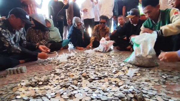 Viral! Nelayan Indramayu Bayar Ganti Rugi Fasilitas Rusak Dampak Demo dengan 3 Karung Koin