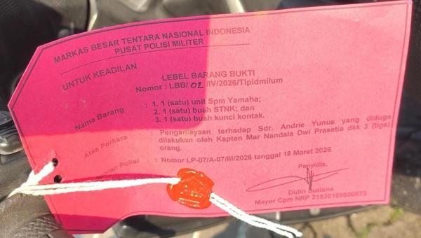 Nama salah satu tersangka penyiraman air keras ke Andrie Yunus terlihat dalam label barang bukti saat pelimpahan berkas perkara ke Oditur Militer II-08 Jakarta. (Foto: Ist)