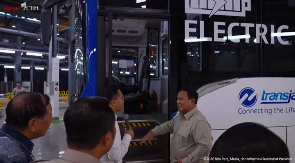 Presiden Prabowo Subianto menjajal bus Transjakarta di Pabrik Magelang, Kamis (9/4/2026)