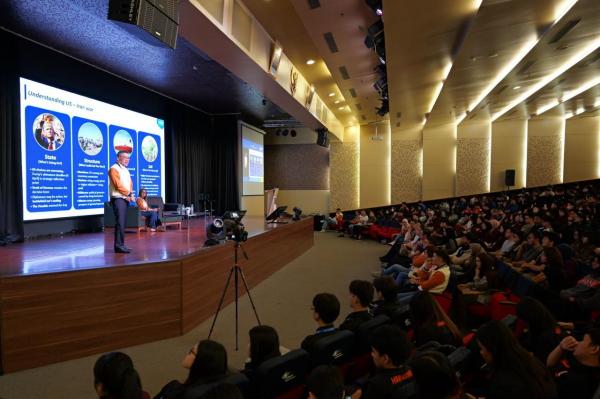Sesi kuliah umum menjelaskan pentingnya soft skill bagi gen z. (Foto: Istimewa)