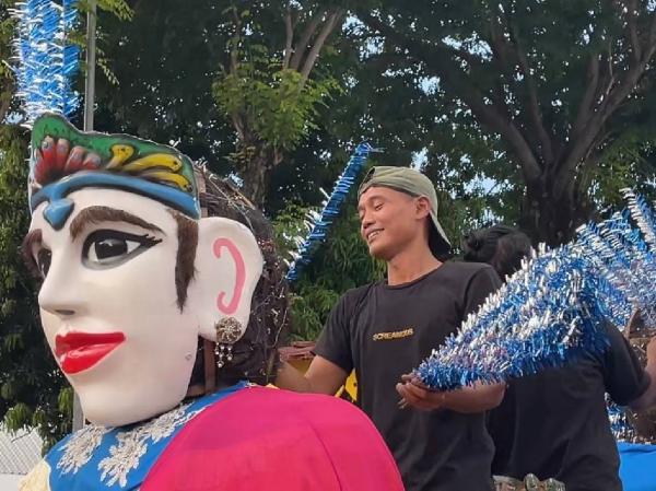 Para pekerja membuat ondel-ondel untuk Lebaran Betawi 2026 di Lapangan Banteng, Jakarta Pusat. (Foto: Niko Prayoga)
