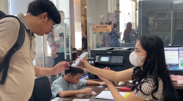 Petugas Imigrasi Jaktim masih melayani di hari pertama WFH ASN, Jumat (10/4/2026). (Foto: iNews.id/Niko)